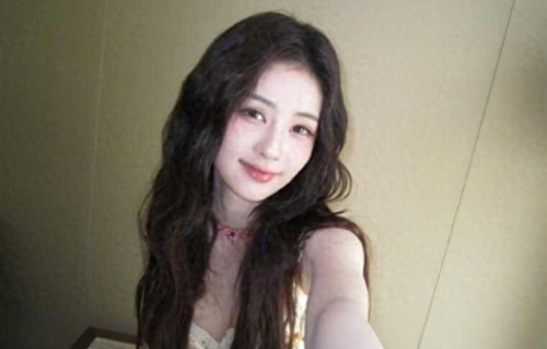 白鹿把整个春天穿身上！印花吊带+棕调卷发，温柔氛围感直接封神 