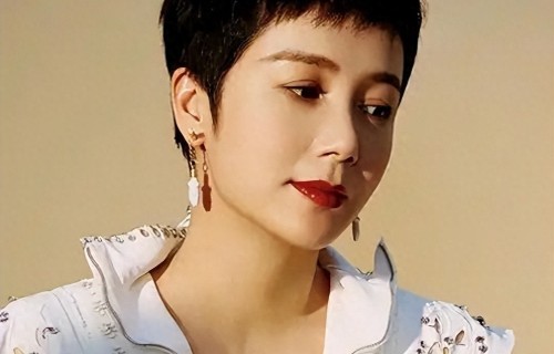 59岁蒋雯丽现状：定居英国？又瘦又老，没想到一代女神也老了 