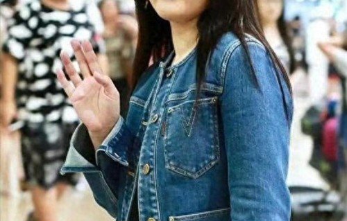 54岁杨钰莹增重之后样貌大变！牛仔外套搭配碎花裙洋气温婉