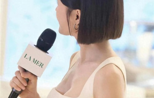 性感身材藏不住，46岁的秦岚告诉我什么叫成熟有魅力的女人！