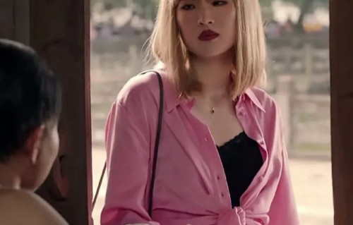 相比《猎冰》和《唐宫奇案》，姚安娜的演技和公众评价有何变化？