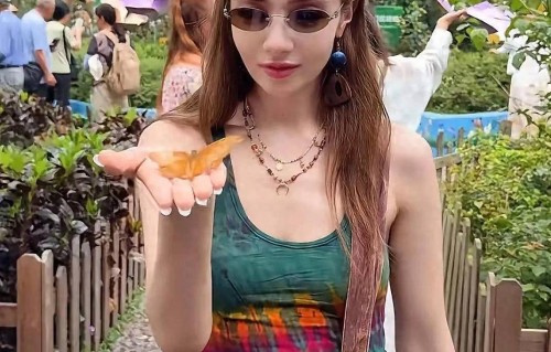 姜潮夫妇带娃游云南野象谷，麦迪娜皮肤白到发光，4岁女儿胆子大过哥哥