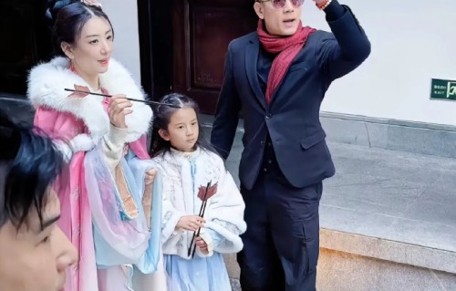 郭富城合肥演唱会遭同乡大爷现场催生！手递红包笑翻全场