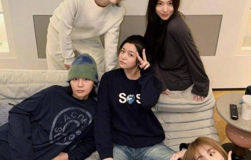 陈妍希因腿伤居家休养！杨丞琳周笔畅王霏霏李斯丹妮上门探望