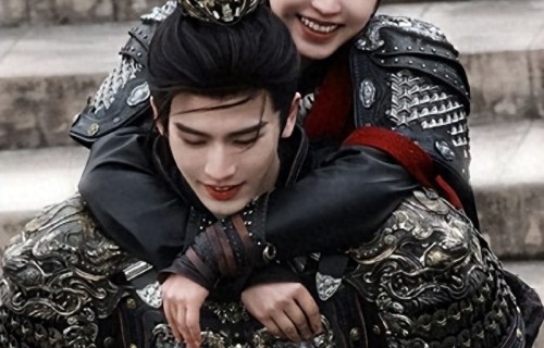 “粉底液将军”争议未消，张凌赫田曦薇再合体引争议，热搜压不住 