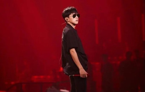 张杰《乘风破浪的姐姐》成团夜上耳返燃断,盲唱到自嗨上头