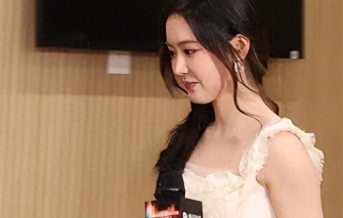 宁波这夜，翟一莹脸肿又黄礼服潦草，吴佳怡干瘪干练，被余茵惊艳