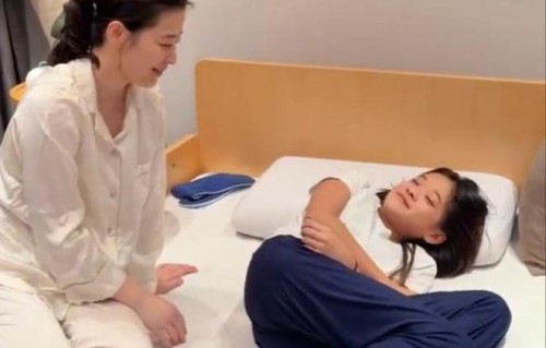 梅婷12岁女儿近照火了，完美复刻妈妈的颜值，这是生了个小梅婷