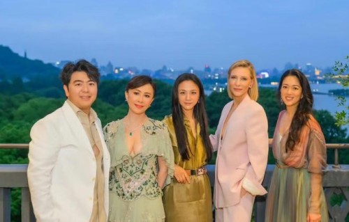 刘嘉玲回苏州老家，和中学同学过60岁生日，状态年轻、像四十出头