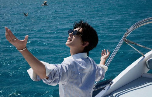 杨洋大连海边享受日光浴吹海风