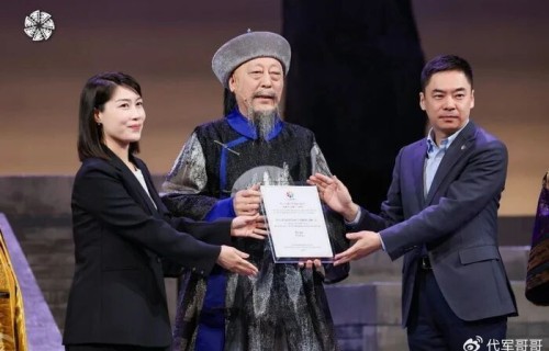 65岁倪大红近况曝光！娶美女制片人倪炜为妻，如今婚姻幸福让人羡慕|北京国际电影节|老戏骨|倪萍|陈思诚|妻子