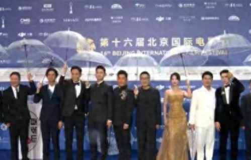 北影节红毯马思纯甩水不顾人 老戏骨无人搀扶 揭露娱乐圈的人走茶凉