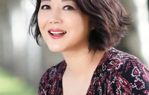 55岁王茜华近况曝光！再婚嫁给小4岁沈航，如今儿女双全成人生赢家