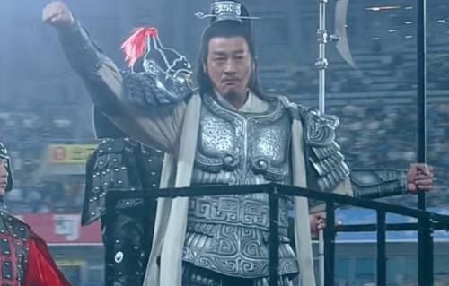 何润东西楚霸王造型现身苏超联赛现场，观众直呼“次元壁破了”