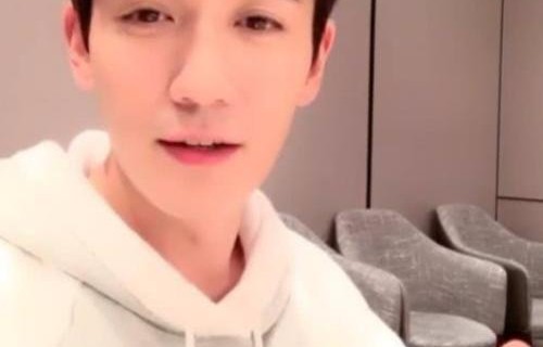 火锅现场,工作人员:你看看粉丝,朱一龙:没事她们让我多吃一点