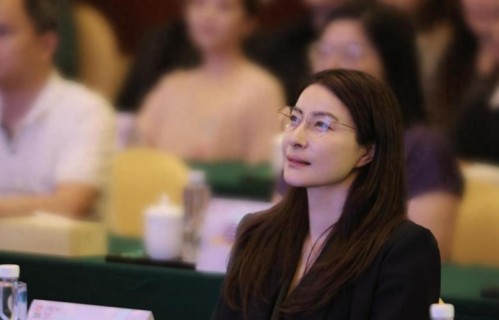 郭晶晶惊艳南沙文创大赛！一身黑裙美出圈，评论区彻底沦陷