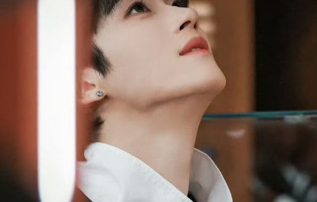 闫桉的直播风格有哪些‘反差萌’的具体表现和粉丝反馈？|美甲|镜头|直播间|表情包|黏糊