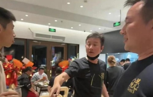 演员文章在上海开了一家陕西特色美食餐厅，热情迎客态度谦和，女儿贴心帮忙宣传