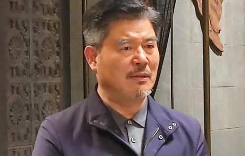 娶小27岁小娇妻后，快60岁才当爹，如今他衰老明显，妻子却依旧貌美如花