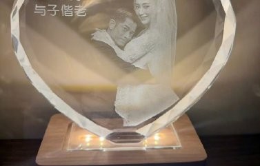 方媛为何要公开澄清结婚照水晶摆件是自己送给郭富城的？