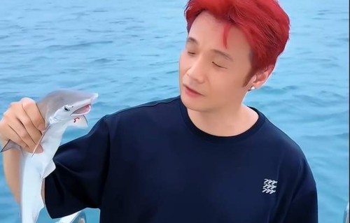 李荣浩在广东南海海钓，因为当天是自己的40岁生日，最后把鱼放生了！