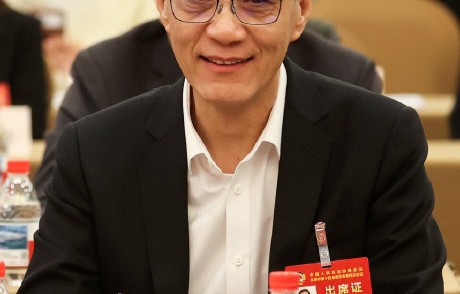 对于当下影视行业‘流量至上’现象，冯远征给出了哪些建议？