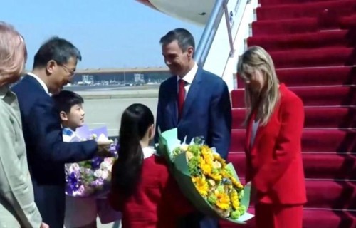 西班牙首相携夫人逛颐和园，穿蓝西装配牛仔裤，还戴墨镜超帅气