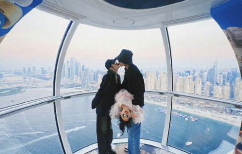 张若昀和唐艺昕长达十六年的感情中，有哪些相互扶持的具体故事？