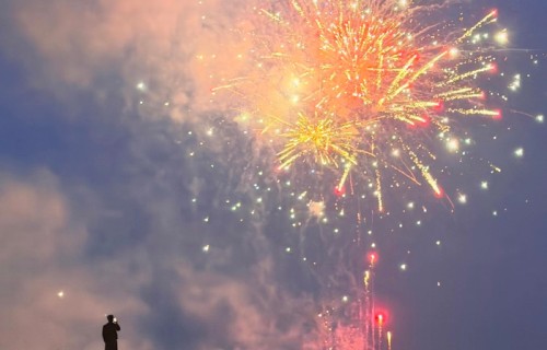 王星越拍摄烟花神图获赞