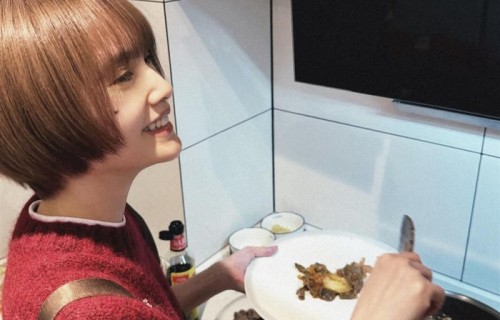 杨丞琳李荣浩除夕夜发拜年照,晒年夜饭,夫妻甜甜蜜蜜祝马年大吉_新闻