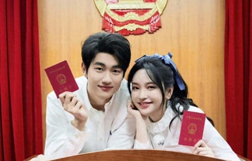 金莎领证造型太会了！高马尾搭配蓝白蝴蝶结发圈，45岁嫩成少女