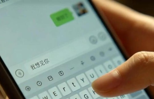 男人越是偷偷深爱一个中年女人，越容易露出这些破绽，根本藏不住