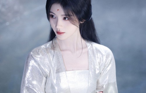 鞠婧祎月光下展现神性美|出水芙蓉|美的