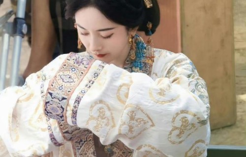 杨幂冯太后盘发造型路透 霸气演绎古装新高度