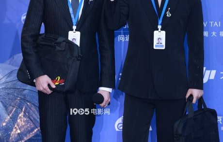 为什么张若昀和白客会想到以‘班味’造型走红毯？