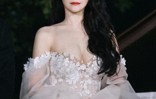 陈紫函的大波浪造型太有女人味了，搭配白纱裙，氛围感直接拉满！