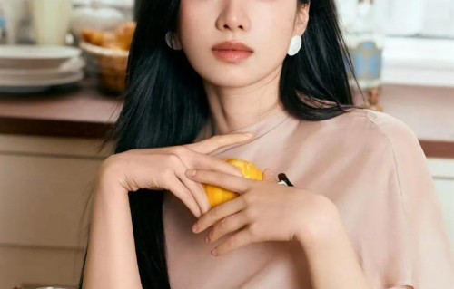 张婧仪新发动态！裸粉上衣+紫色阔腿裤，飒爽十足 又被美到