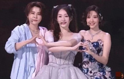 《乘风2026》直播台下两女观众索吻、亲亲，网友：你们要毁了芒果 