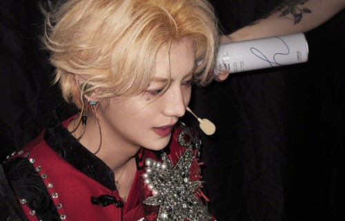 鹿晗脸上贴创可贴引猜测