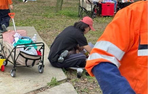 宋宁峰出轨风波后带娃首露面，留长发引热议，张婉婷说长发方便薅住打