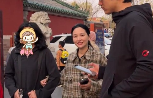 42岁金莎挽婆婆逛胡同：19岁姐弟恋从全网群嘲到满屏祝福，她凭什么活成了大女主？