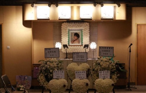 施明离世胞妹未现身葬礼，丈夫邓梓峰低调送别，称看新闻才知死讯