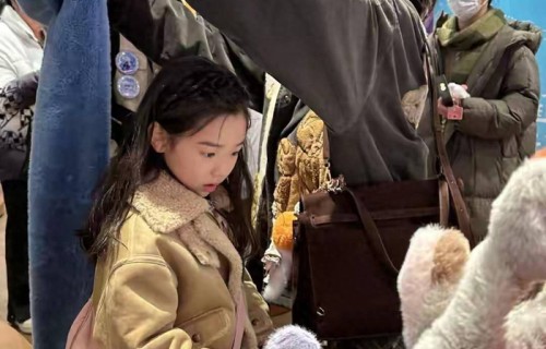 董璇陪小酒窝商场扫货，被围观成女儿背景板，小酒窝颜值圈粉无数|比耶|滤镜|星二代|图里|圆脸