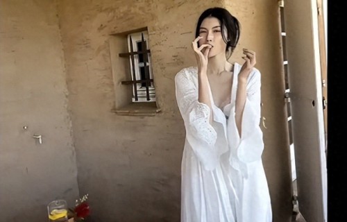 何穗居家做美食，变身最美厨娘，非常接地气！|模特|艺人|黄晓明|路径|春节联欢晚会