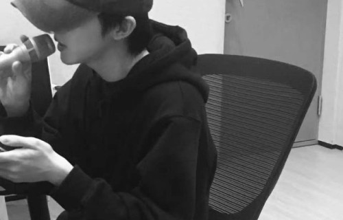 马嘉祺空降翻牌与粉丝互动