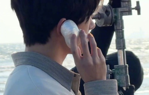 易烊千玺橘子海边堆沙堡展现松弛生活|TFBOYS