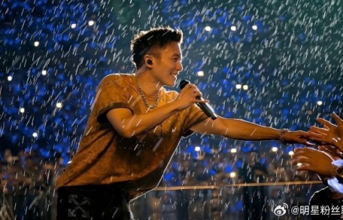 谢霆锋武汉演唱会开场后下雨真的停了吗？