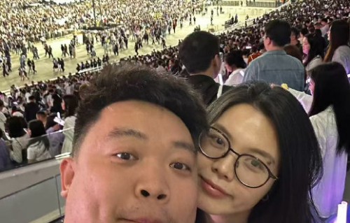 杨千嬅成都演唱会连环事故，歌后救场万人合唱化解尴尬