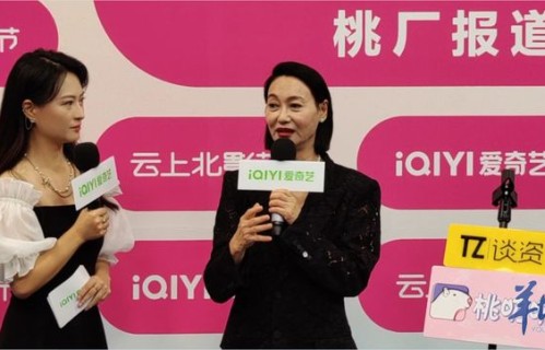 北影节开幕式红毯：古天乐携机甲头盔亮相，张信哲模仿沈腾名场面