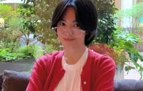 宋慧乔都戴老花镜了？44岁状态越来越差，近照翻车被吐槽像老奶奶